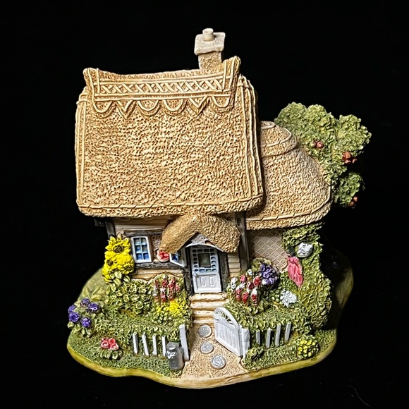 Lilliput Lane | The Tooth Fairy | England Collection - Picture 3 of 16